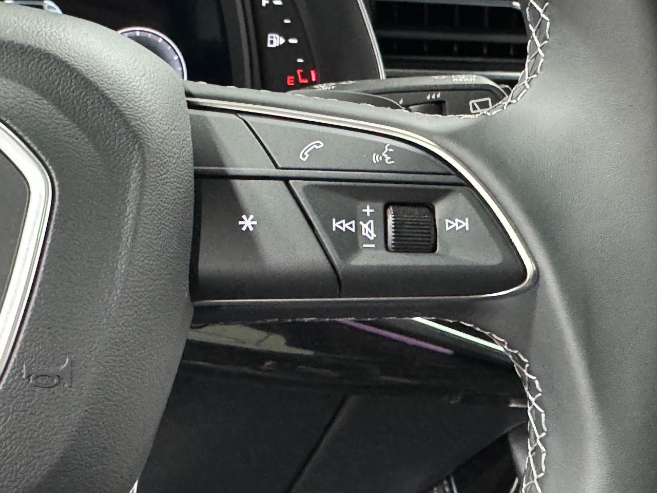 Audi Q8 Vehicle Full-screen Gallery Image 34