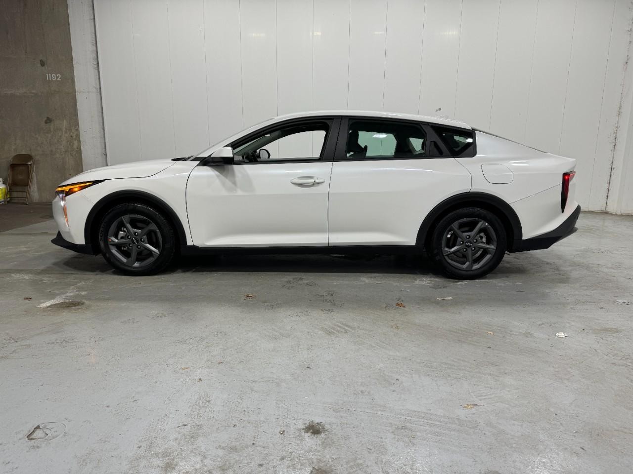 Kia K4 Vehicle Full-screen Gallery Image 2