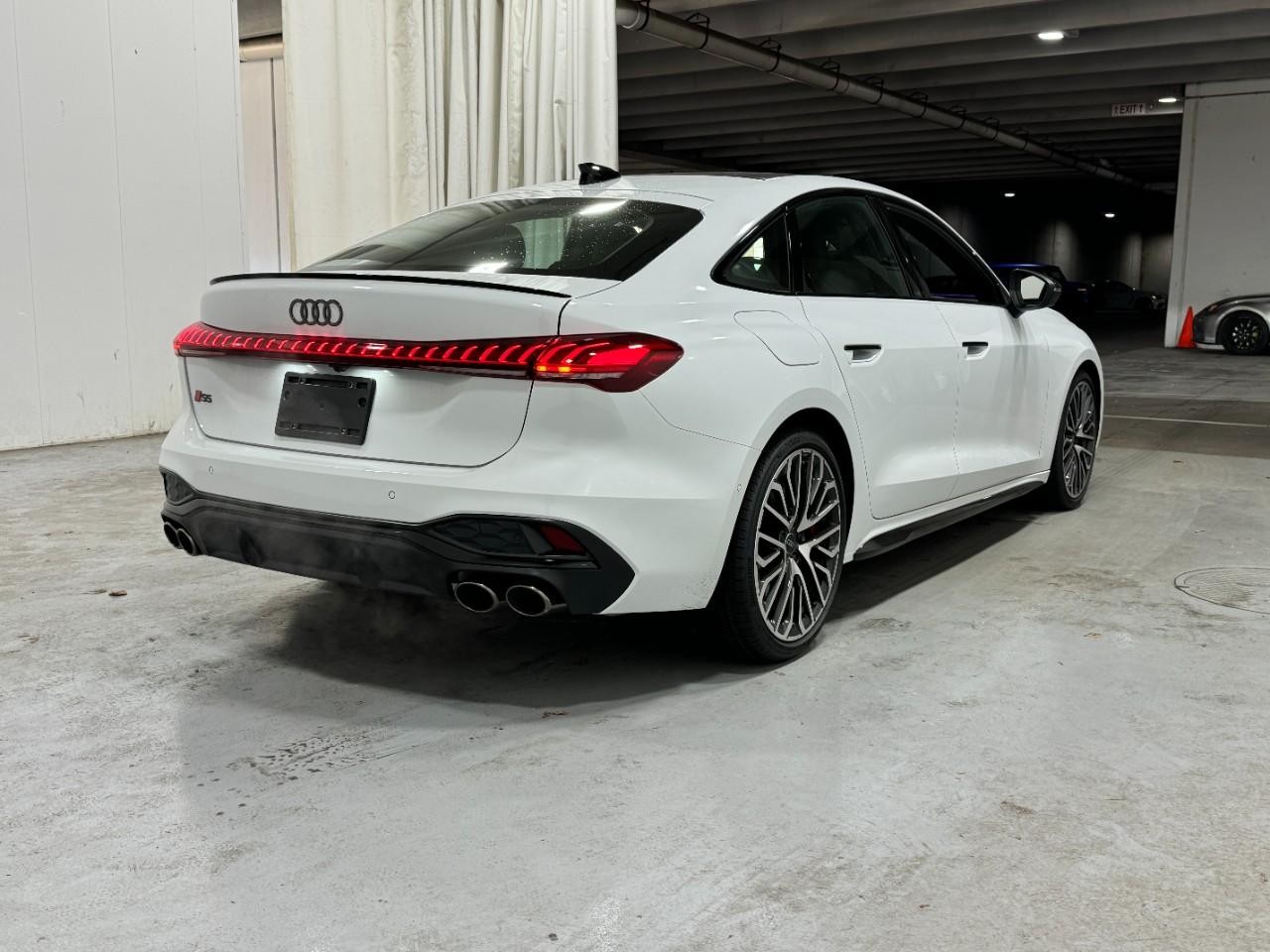 Audi S5 Vehicle Full-screen Gallery Image 4
