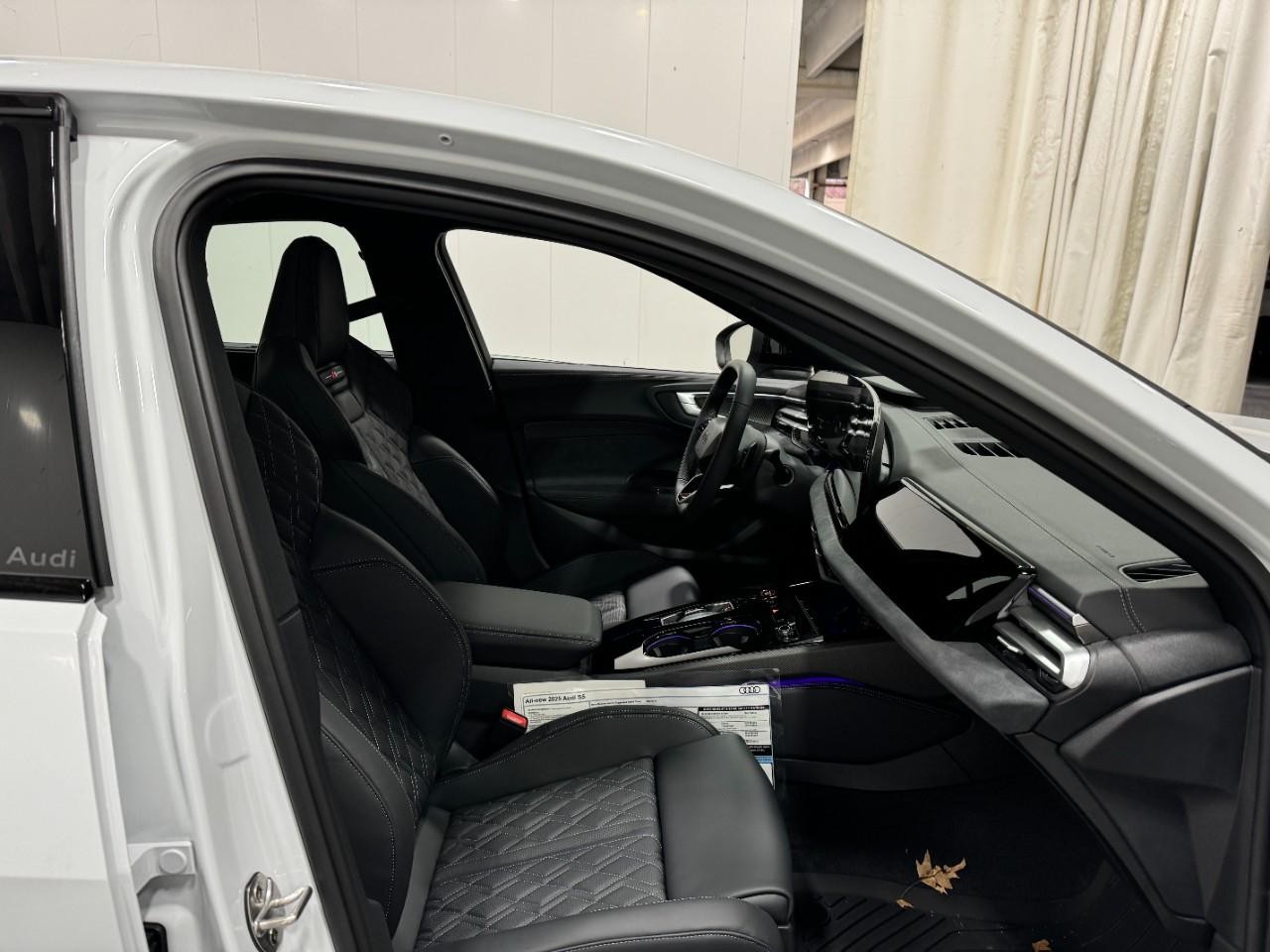 Audi S5 Vehicle Full-screen Gallery Image 18