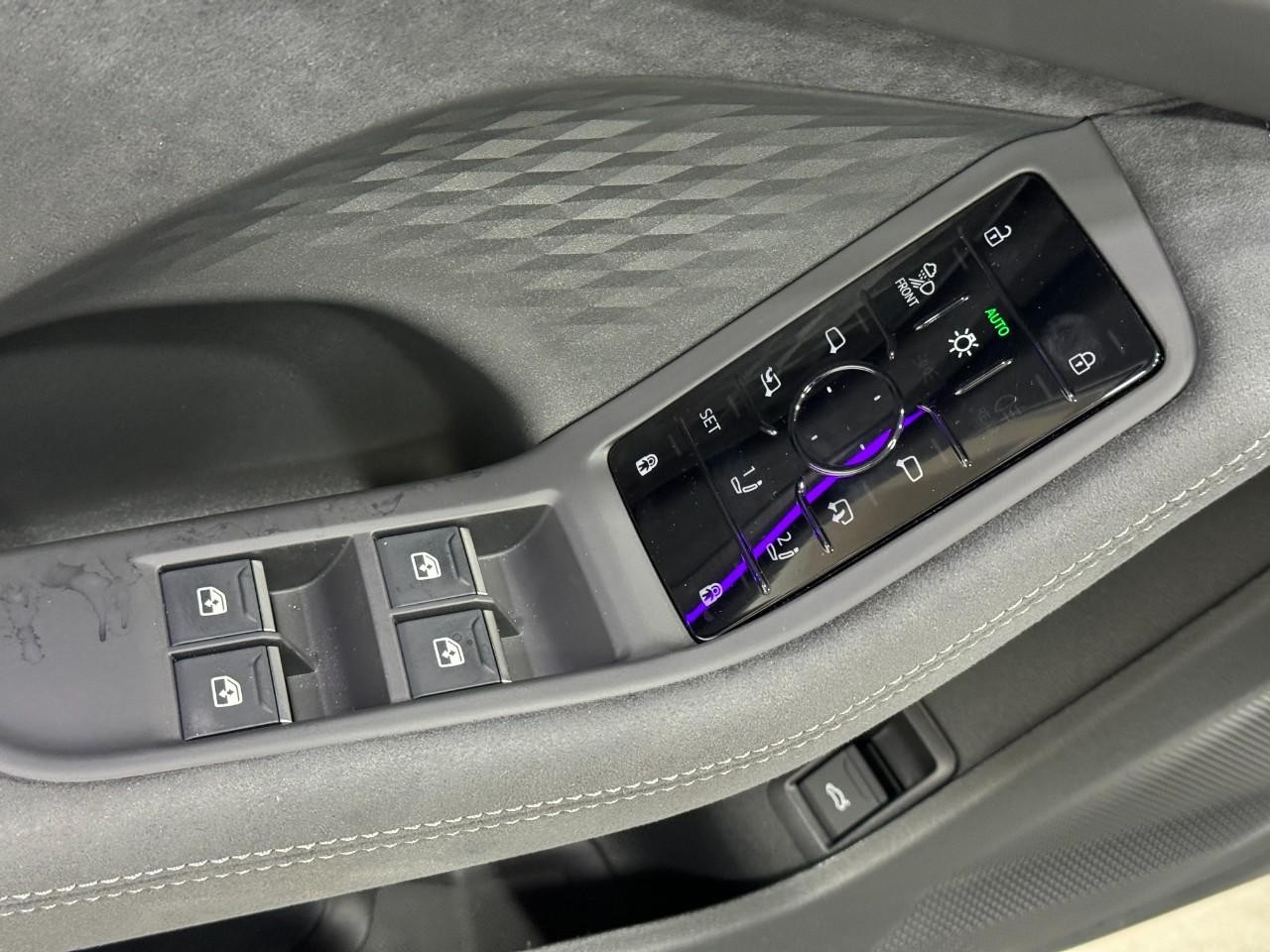 Audi S5 Vehicle Full-screen Gallery Image 23