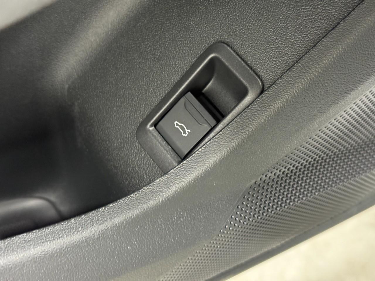 Audi S5 Vehicle Full-screen Gallery Image 24