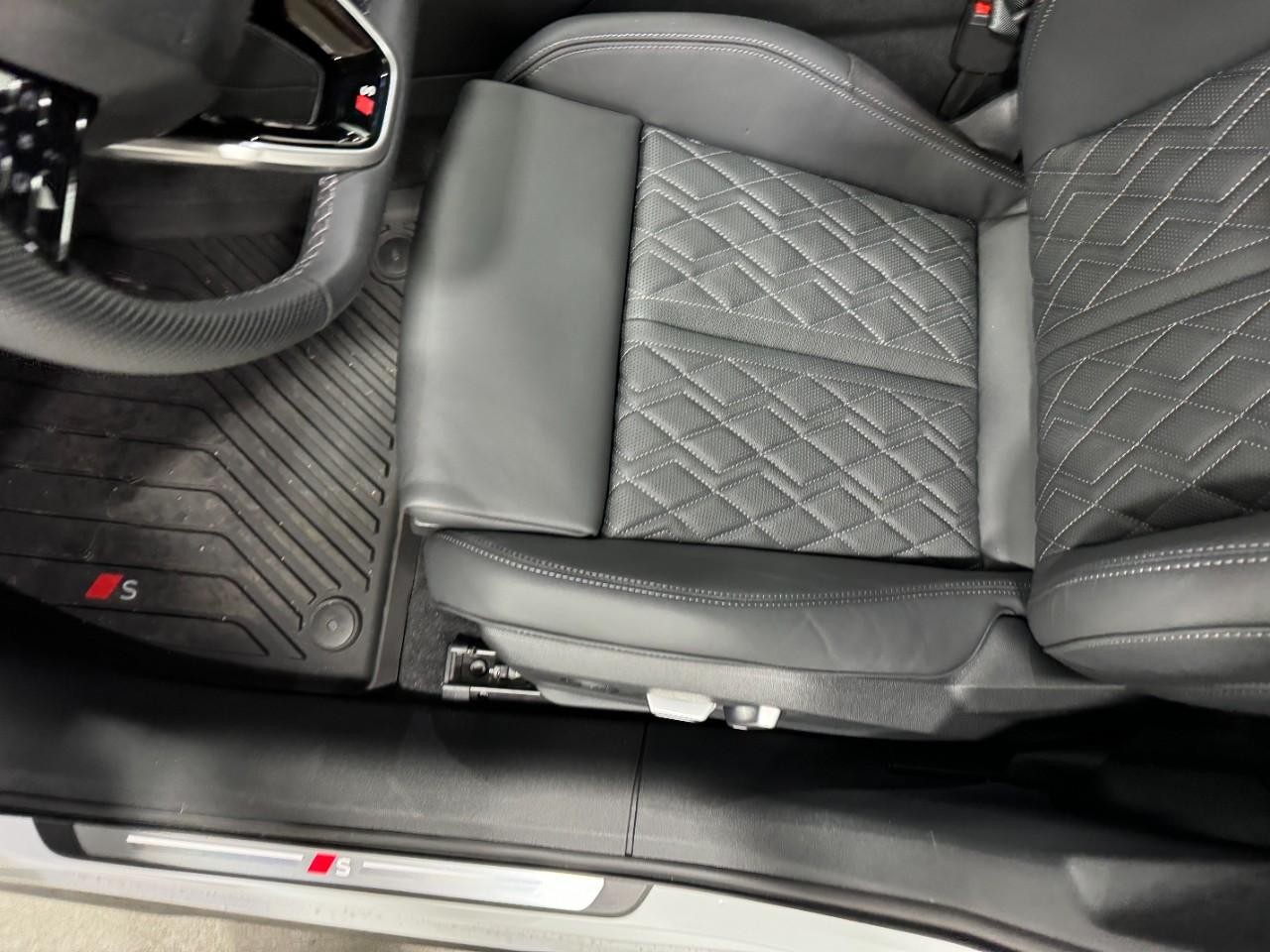 Audi S5 Vehicle Full-screen Gallery Image 26