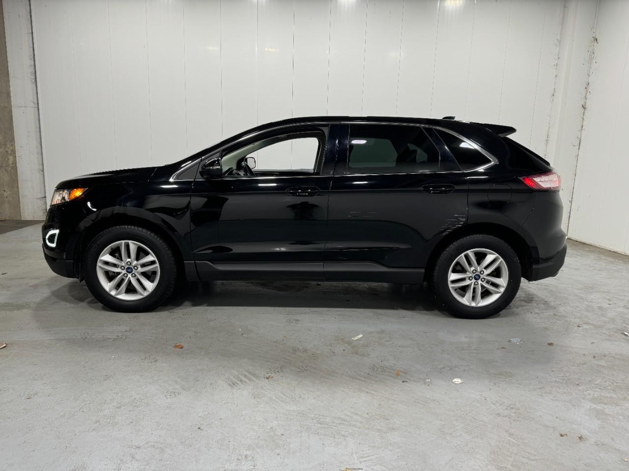 Ford Edge Vehicle Full-screen Gallery Image 2