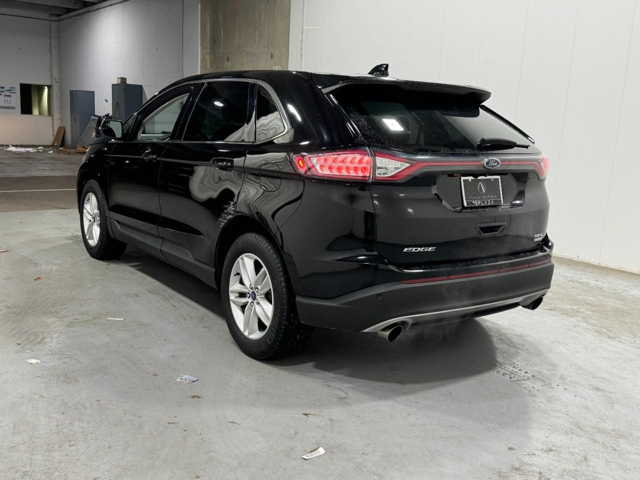 Ford Edge Vehicle Full-screen Gallery Image 3