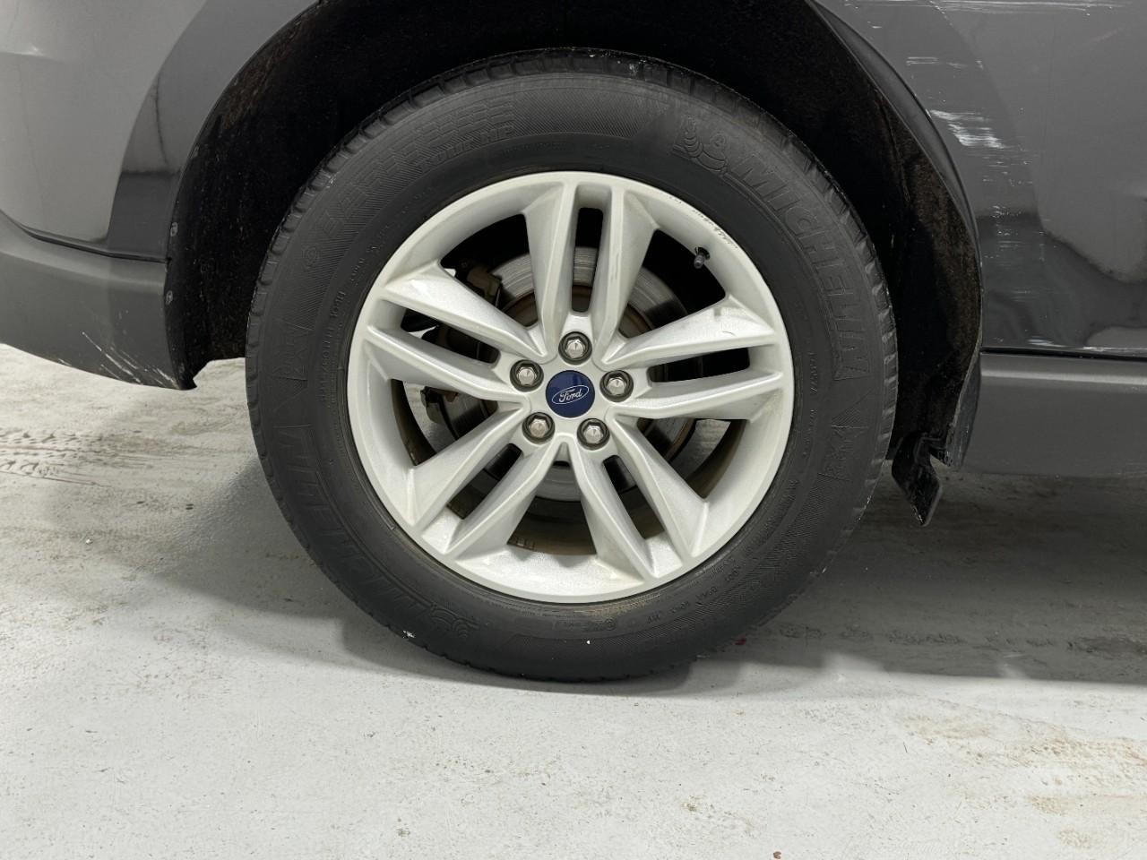 Ford Edge Vehicle Full-screen Gallery Image 5