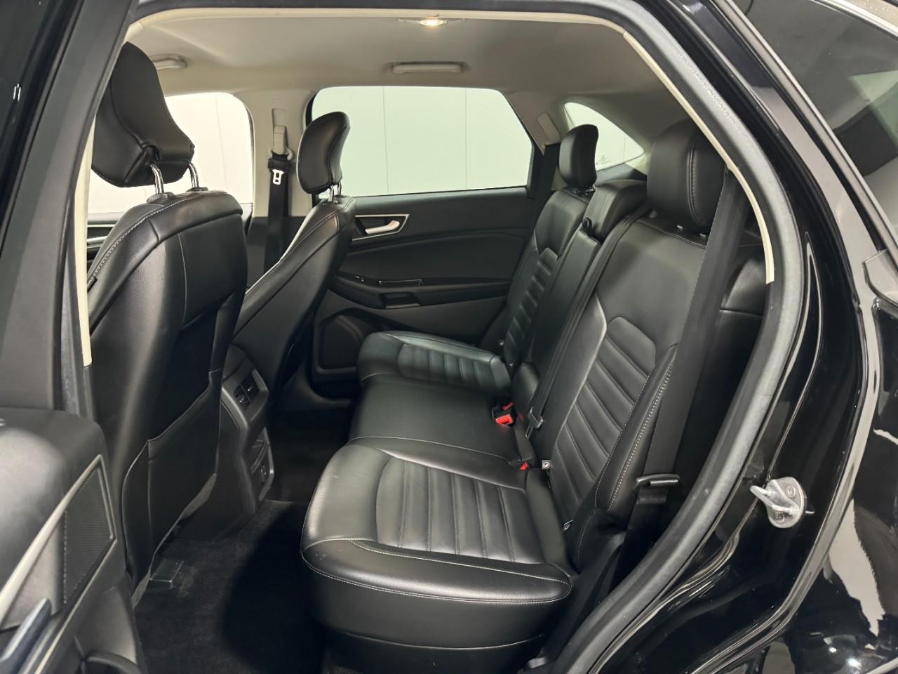 Ford Edge Vehicle Full-screen Gallery Image 8