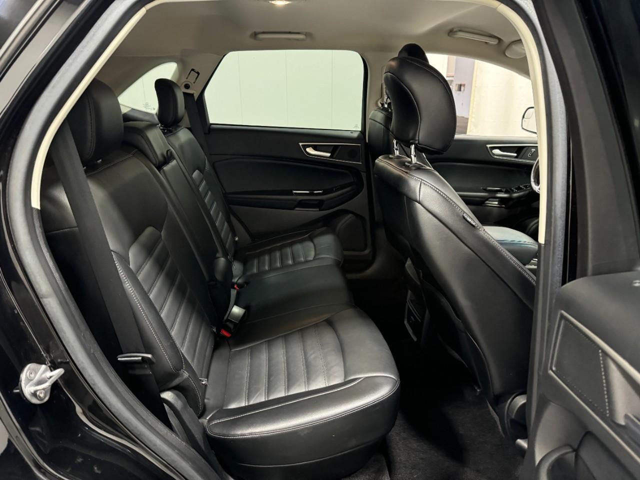 Ford Edge Vehicle Full-screen Gallery Image 10