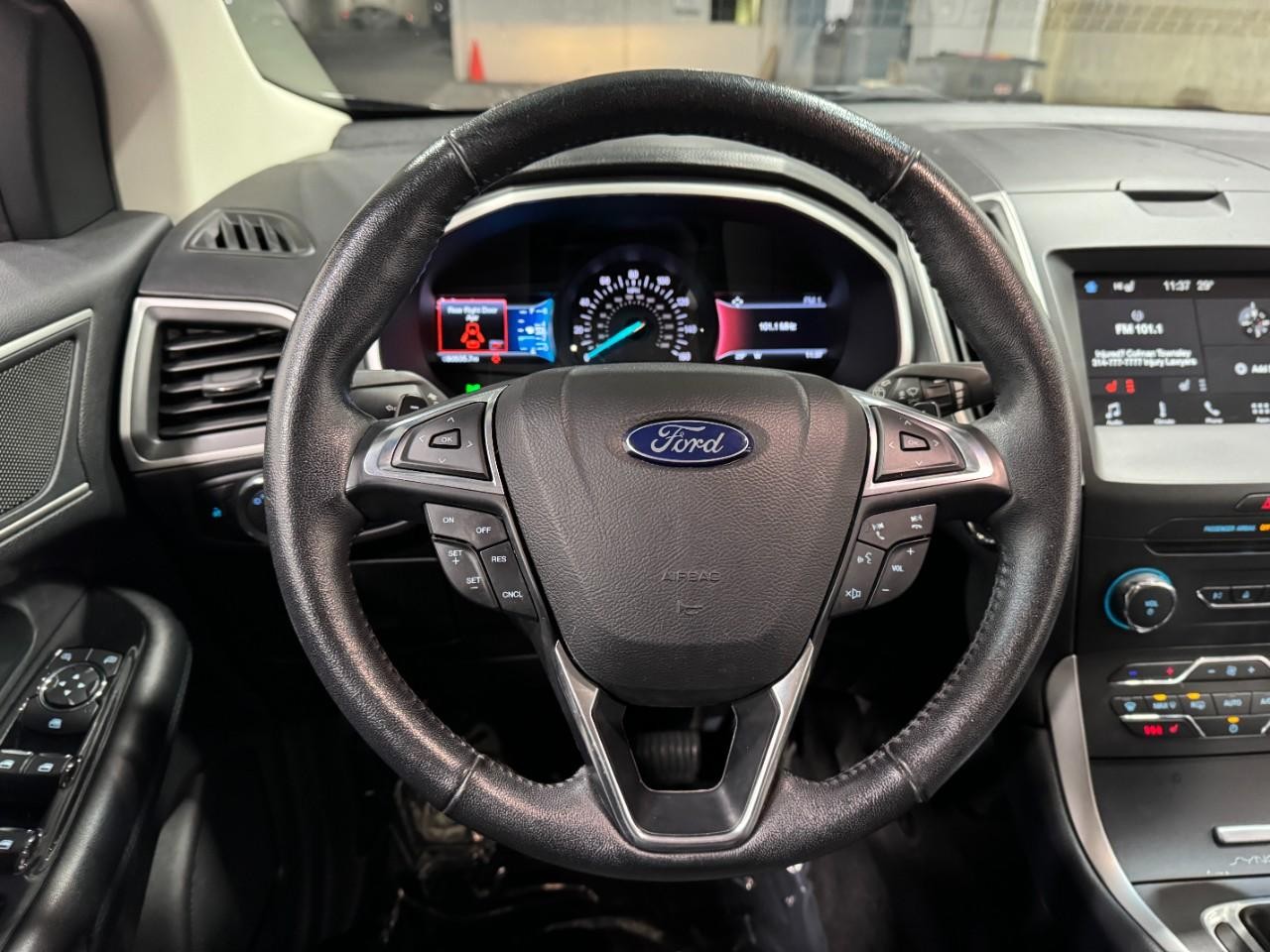 Ford Edge Vehicle Full-screen Gallery Image 12