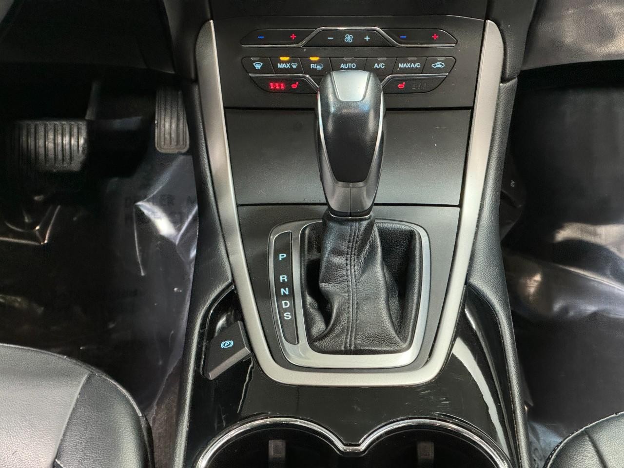 Ford Edge Vehicle Full-screen Gallery Image 15