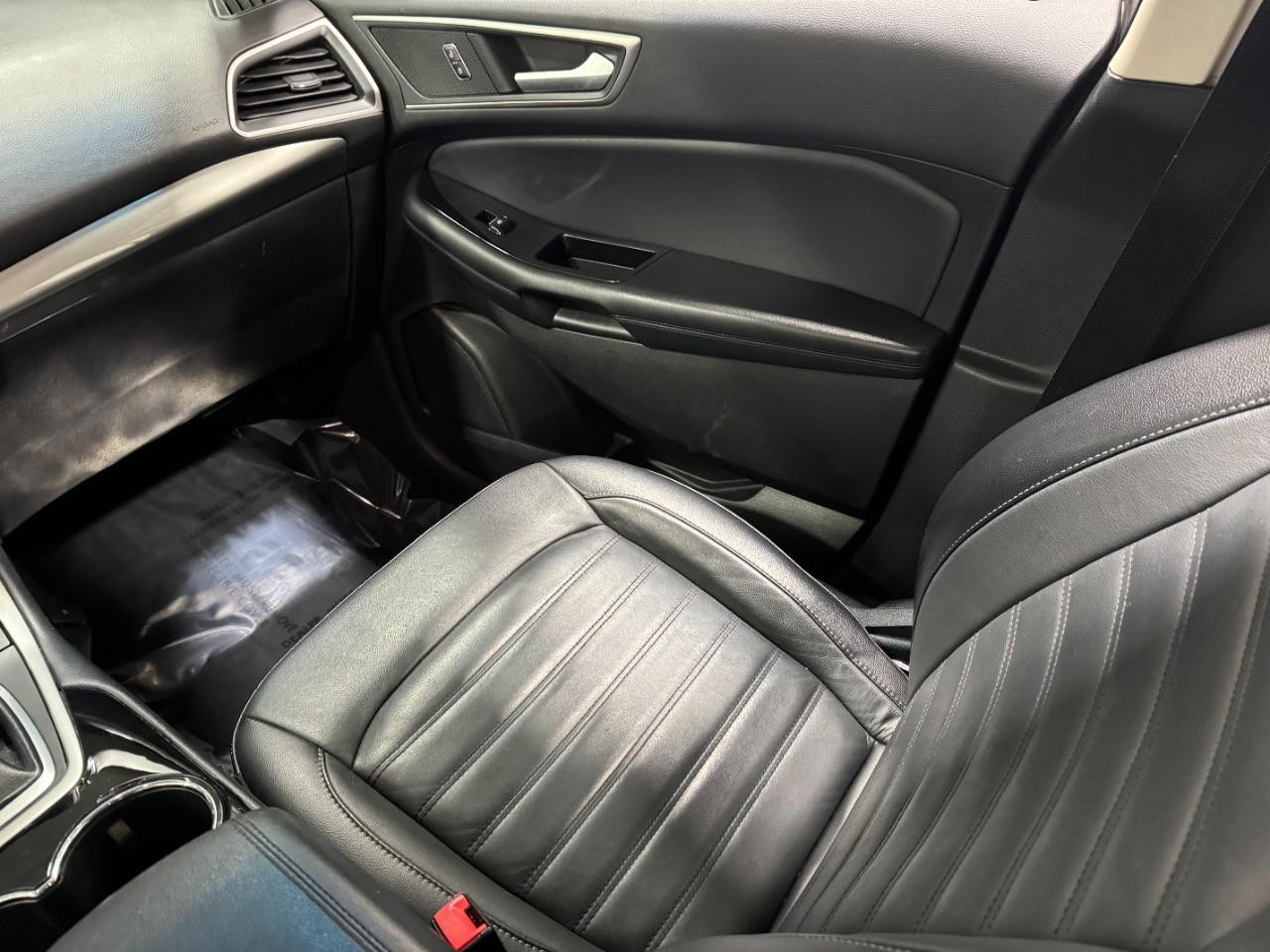 Ford Edge Vehicle Full-screen Gallery Image 16