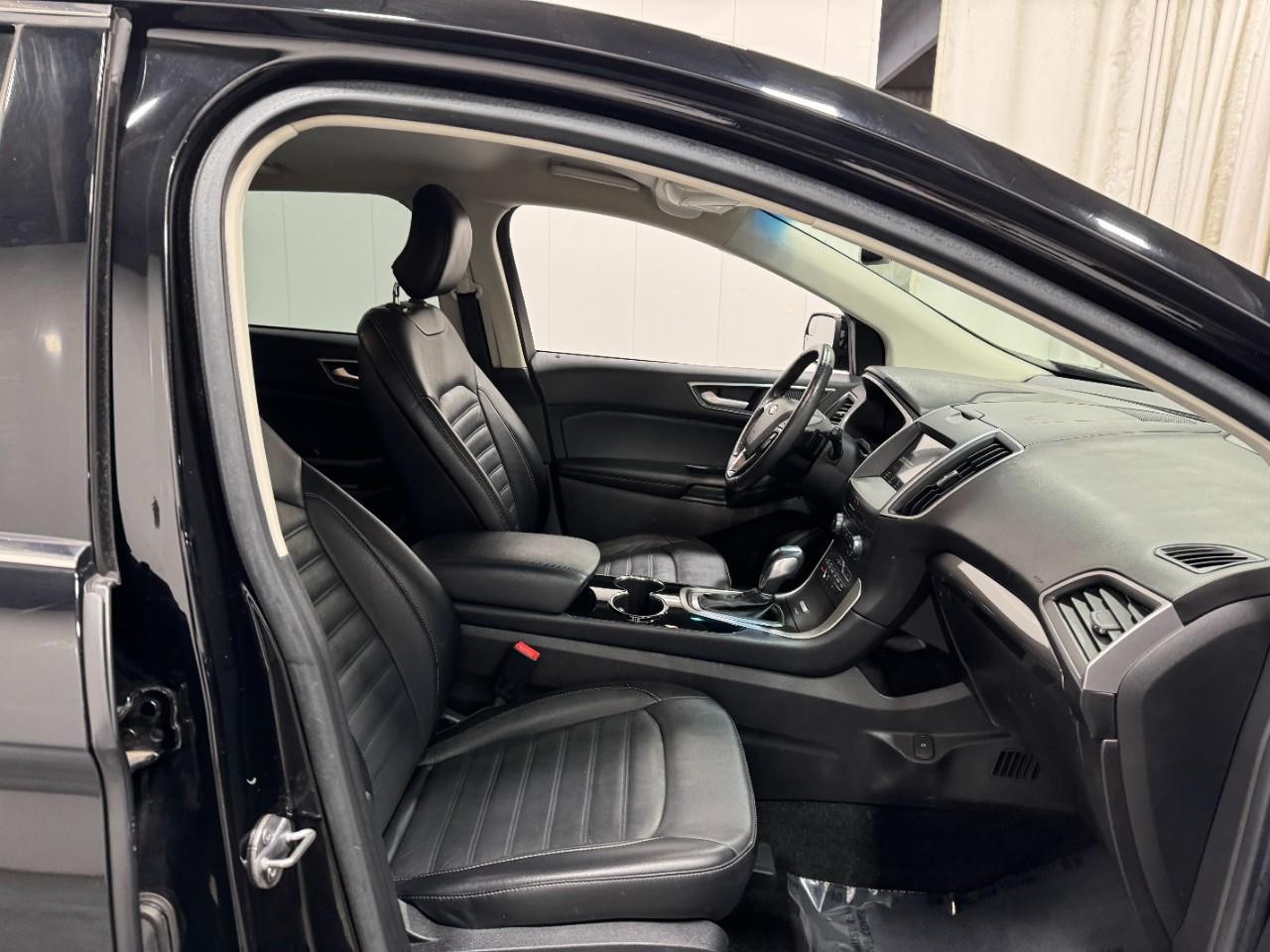 Ford Edge Vehicle Full-screen Gallery Image 17