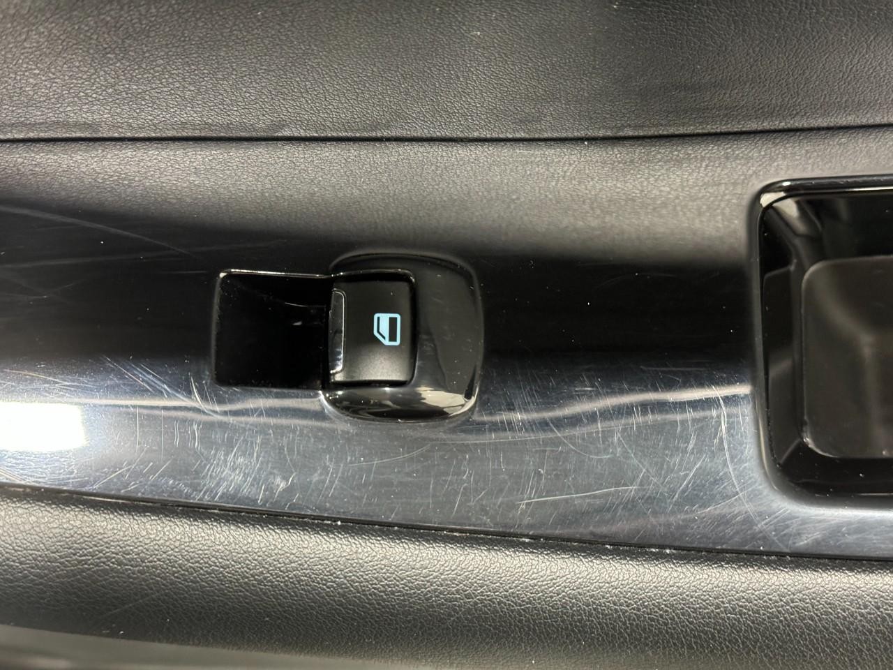 Ford Edge Vehicle Full-screen Gallery Image 21