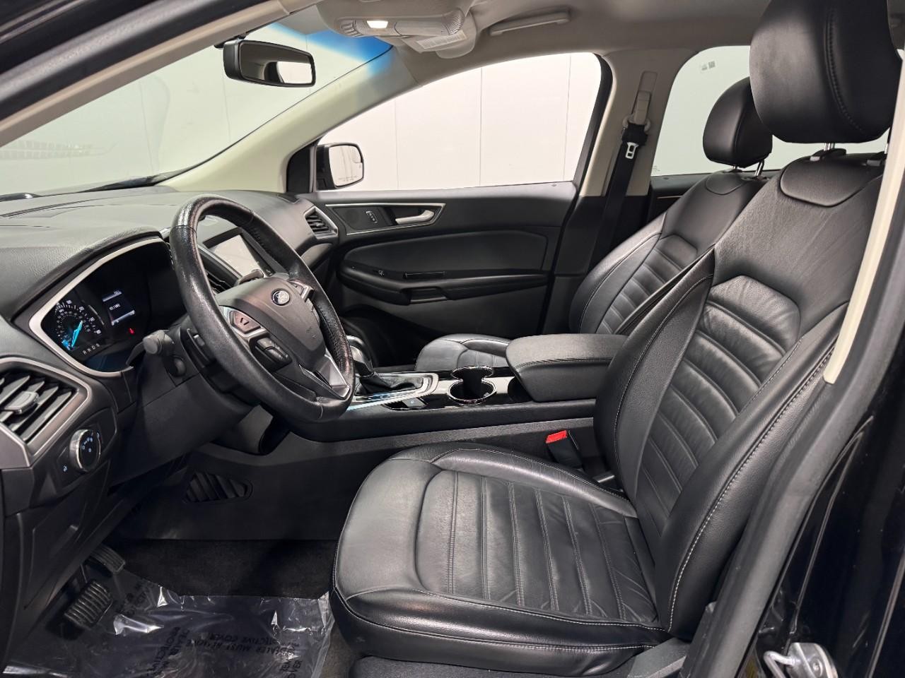 Ford Edge Vehicle Full-screen Gallery Image 24