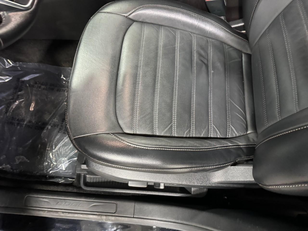 Ford Edge Vehicle Full-screen Gallery Image 25