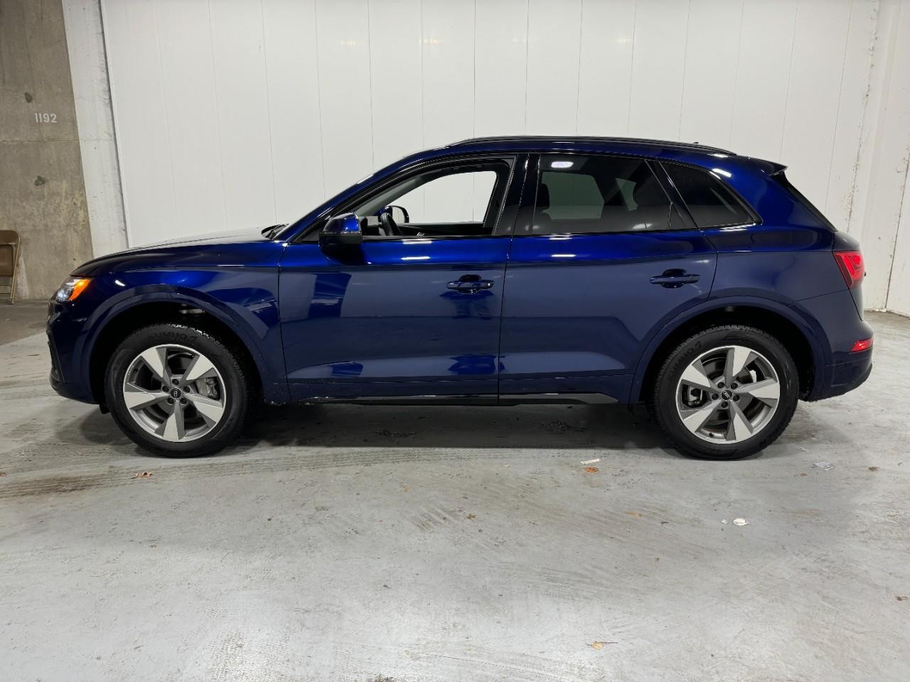 Audi Q5 Vehicle Full-screen Gallery Image 2