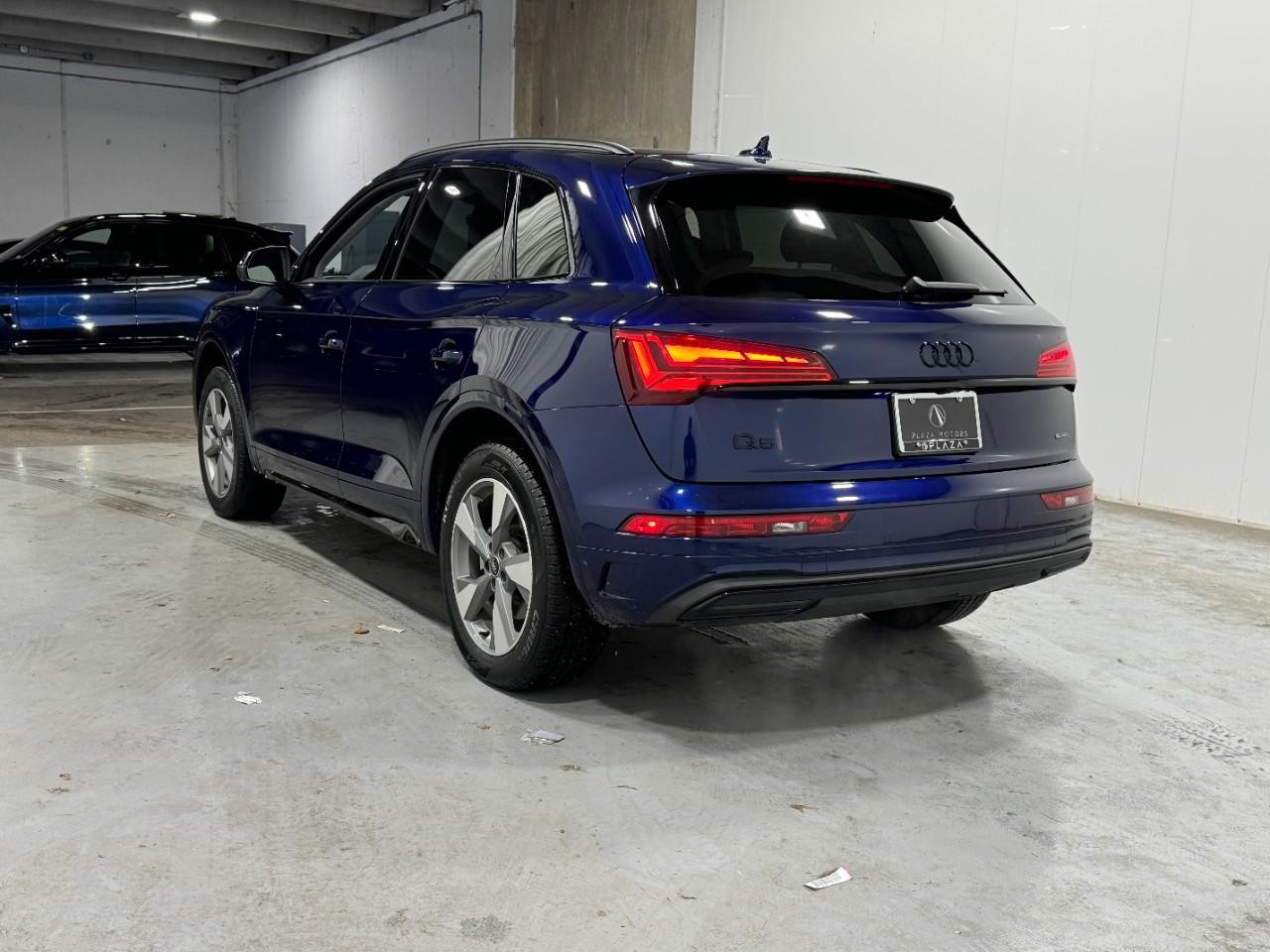 Audi Q5 Vehicle Full-screen Gallery Image 3