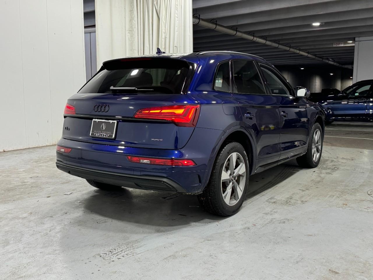 Audi Q5 Vehicle Full-screen Gallery Image 4