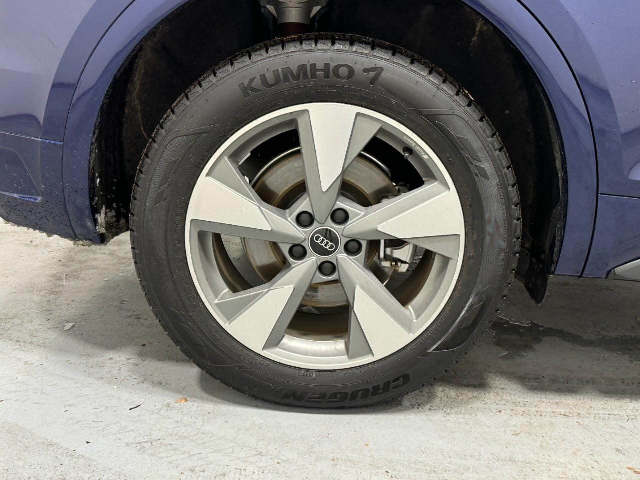 Audi Q5 Vehicle Full-screen Gallery Image 5