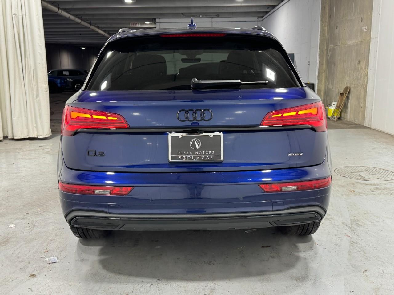 Audi Q5 Vehicle Full-screen Gallery Image 9