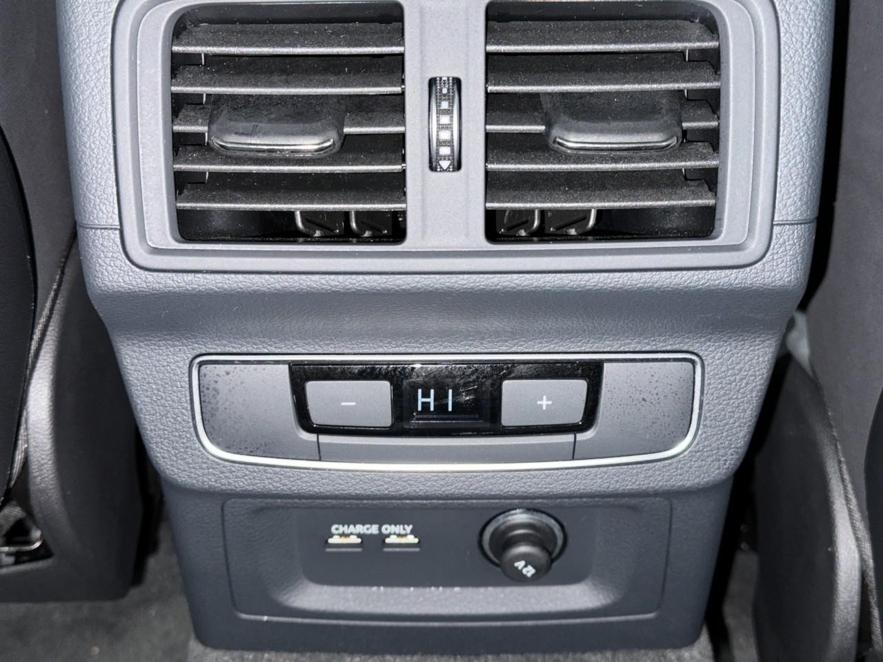 Audi Q5 Vehicle Full-screen Gallery Image 11