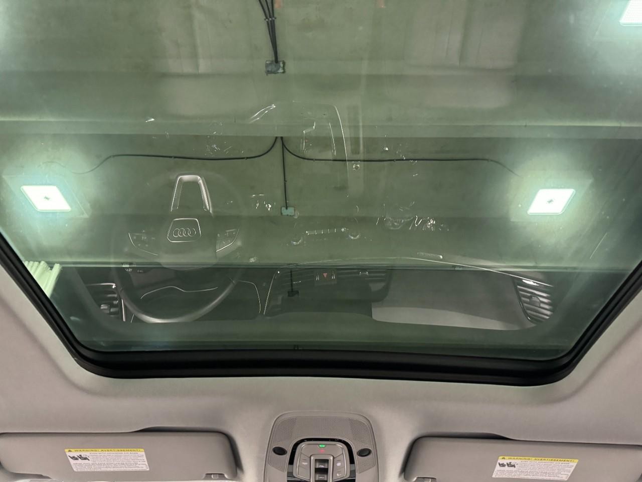 Audi Q5 Vehicle Full-screen Gallery Image 12