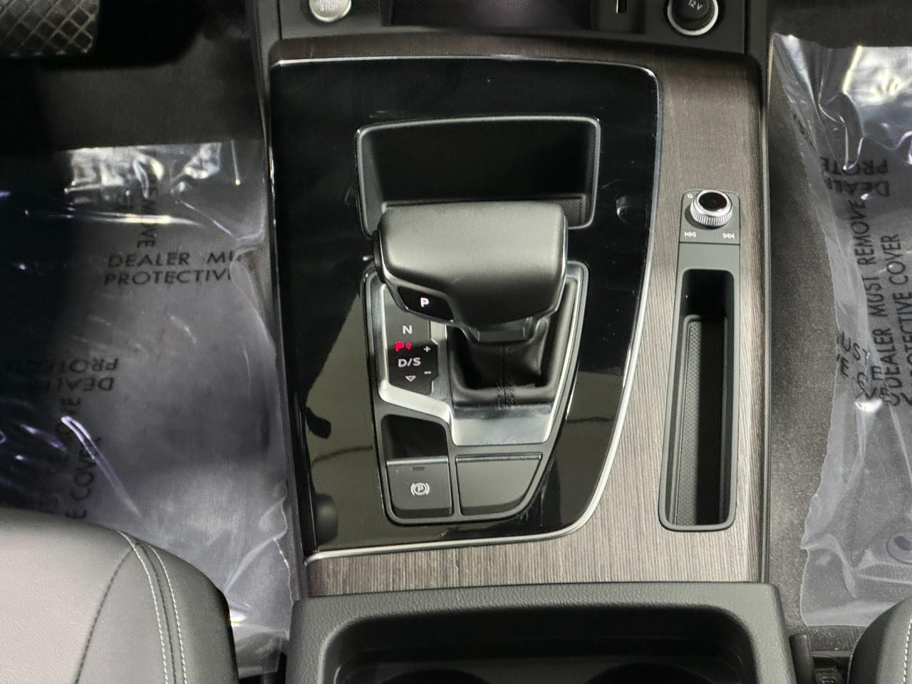 Audi Q5 Vehicle Full-screen Gallery Image 17