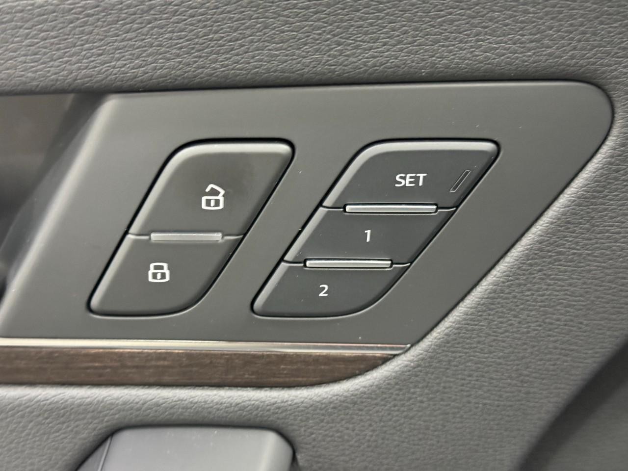 Audi Q5 Vehicle Full-screen Gallery Image 24