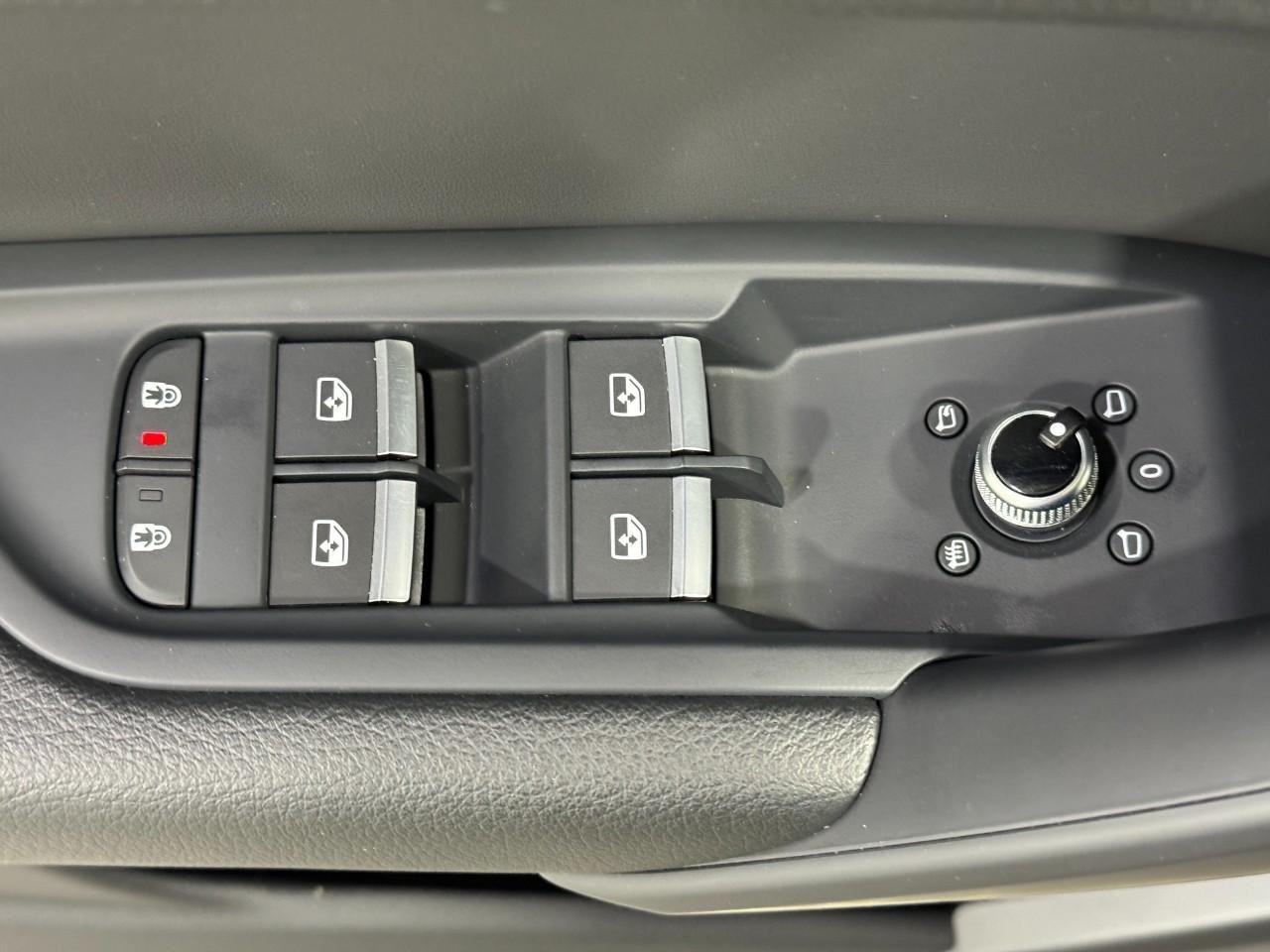 Audi Q5 Vehicle Full-screen Gallery Image 25