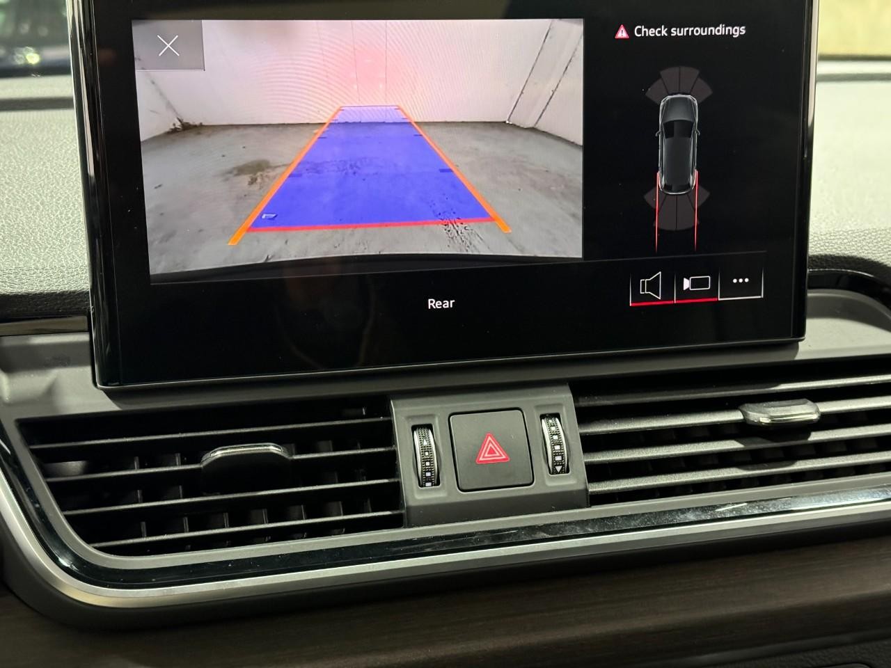 Audi Q5 Vehicle Full-screen Gallery Image 35