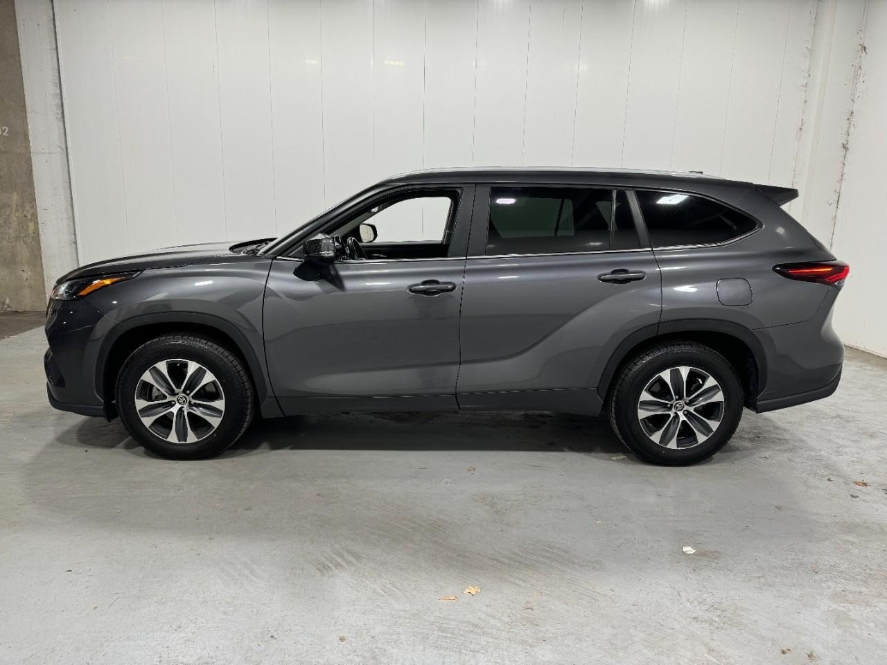 Toyota Highlander Vehicle Full-screen Gallery Image 2