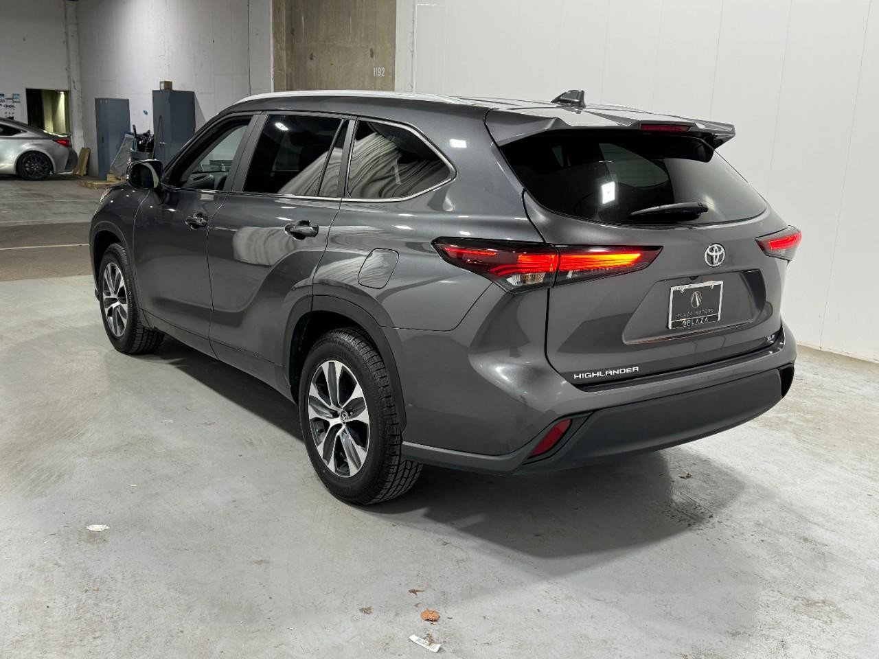 Toyota Highlander Vehicle Full-screen Gallery Image 3