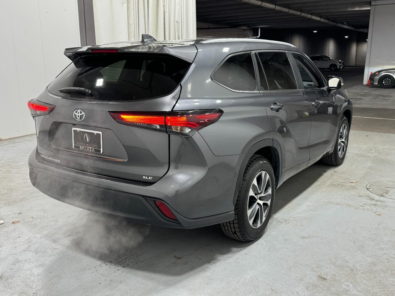 Toyota Highlander Vehicle Full-screen Gallery Image 4