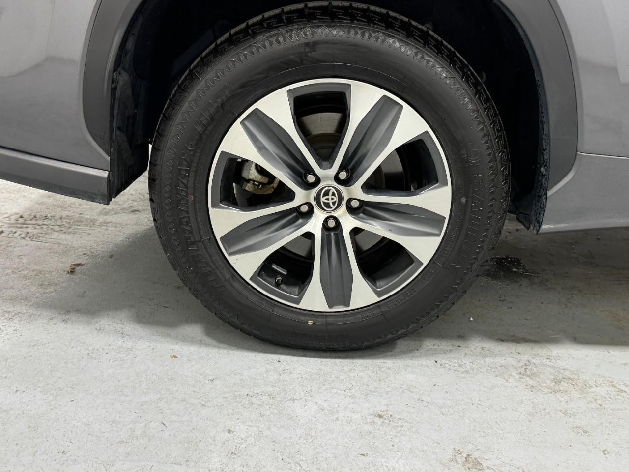 Toyota Highlander Vehicle Full-screen Gallery Image 5