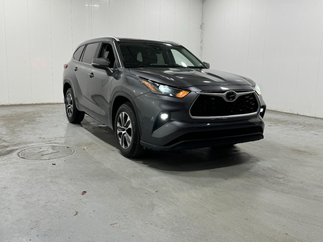 Toyota Highlander Vehicle Full-screen Gallery Image 6