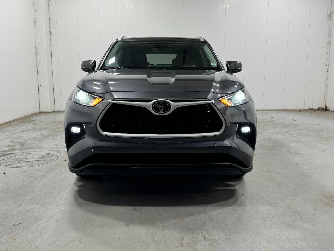 Toyota Highlander Vehicle Full-screen Gallery Image 7