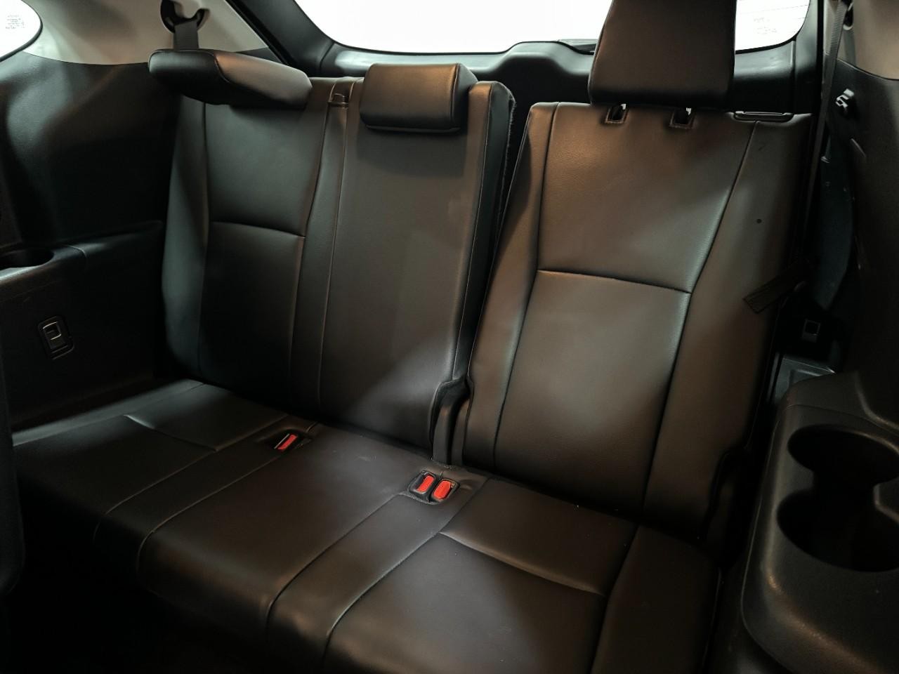 Toyota Highlander Vehicle Full-screen Gallery Image 8