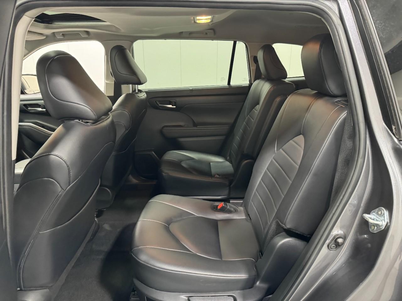 Toyota Highlander Vehicle Full-screen Gallery Image 9