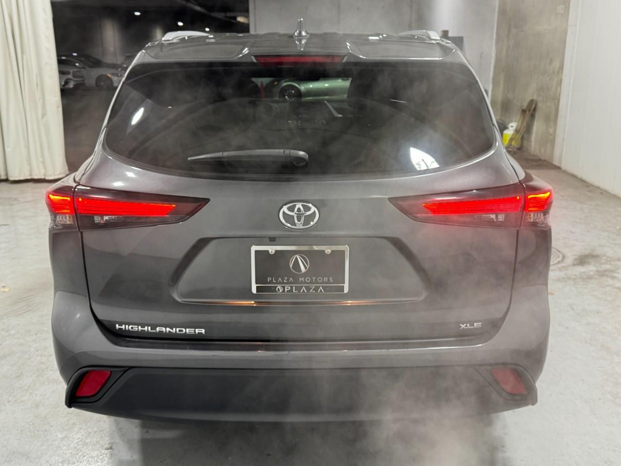 Toyota Highlander Vehicle Full-screen Gallery Image 10