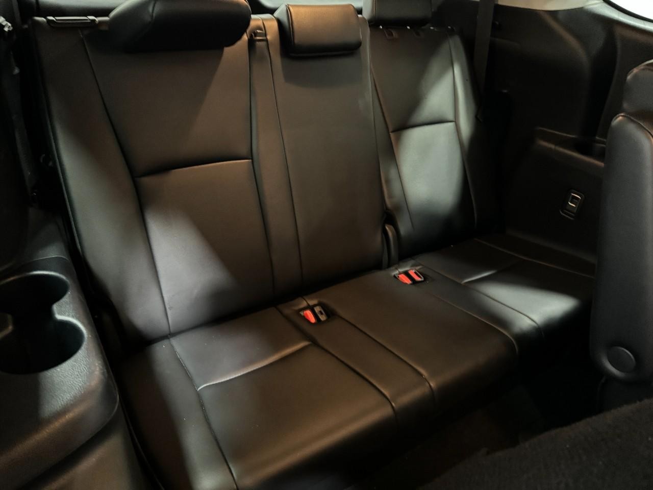 Toyota Highlander Vehicle Full-screen Gallery Image 11