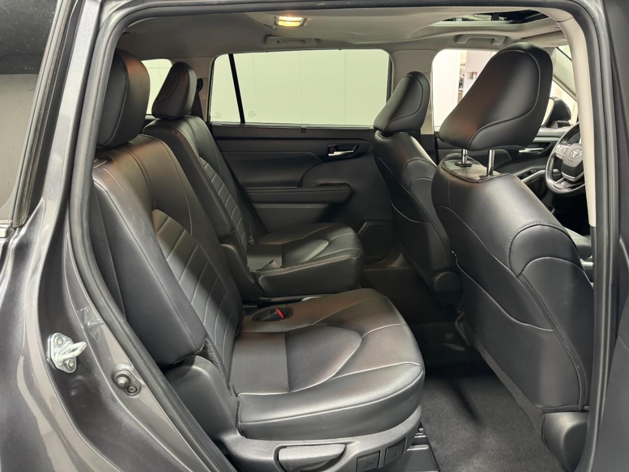 Toyota Highlander Vehicle Full-screen Gallery Image 12