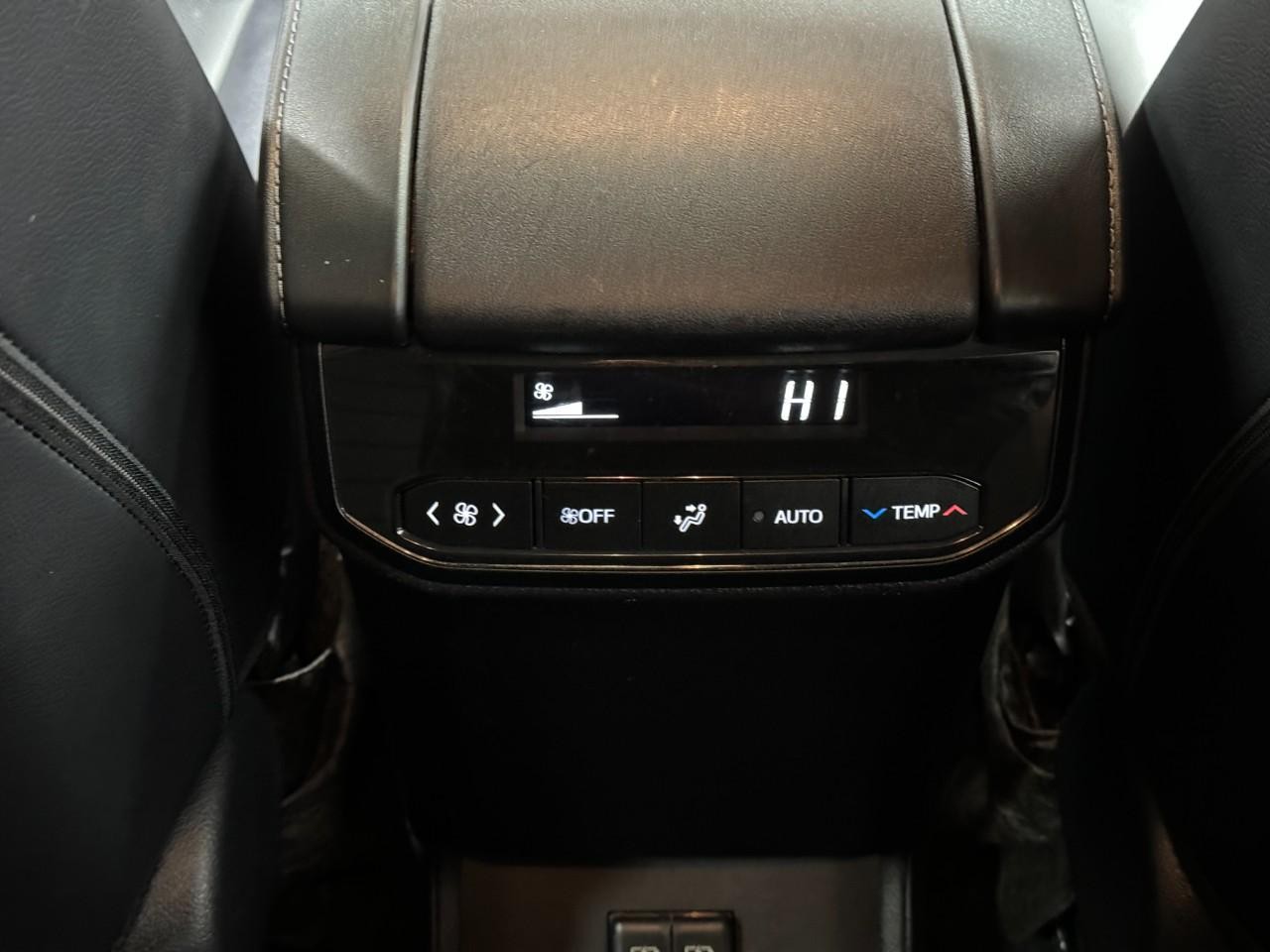 Toyota Highlander Vehicle Full-screen Gallery Image 13