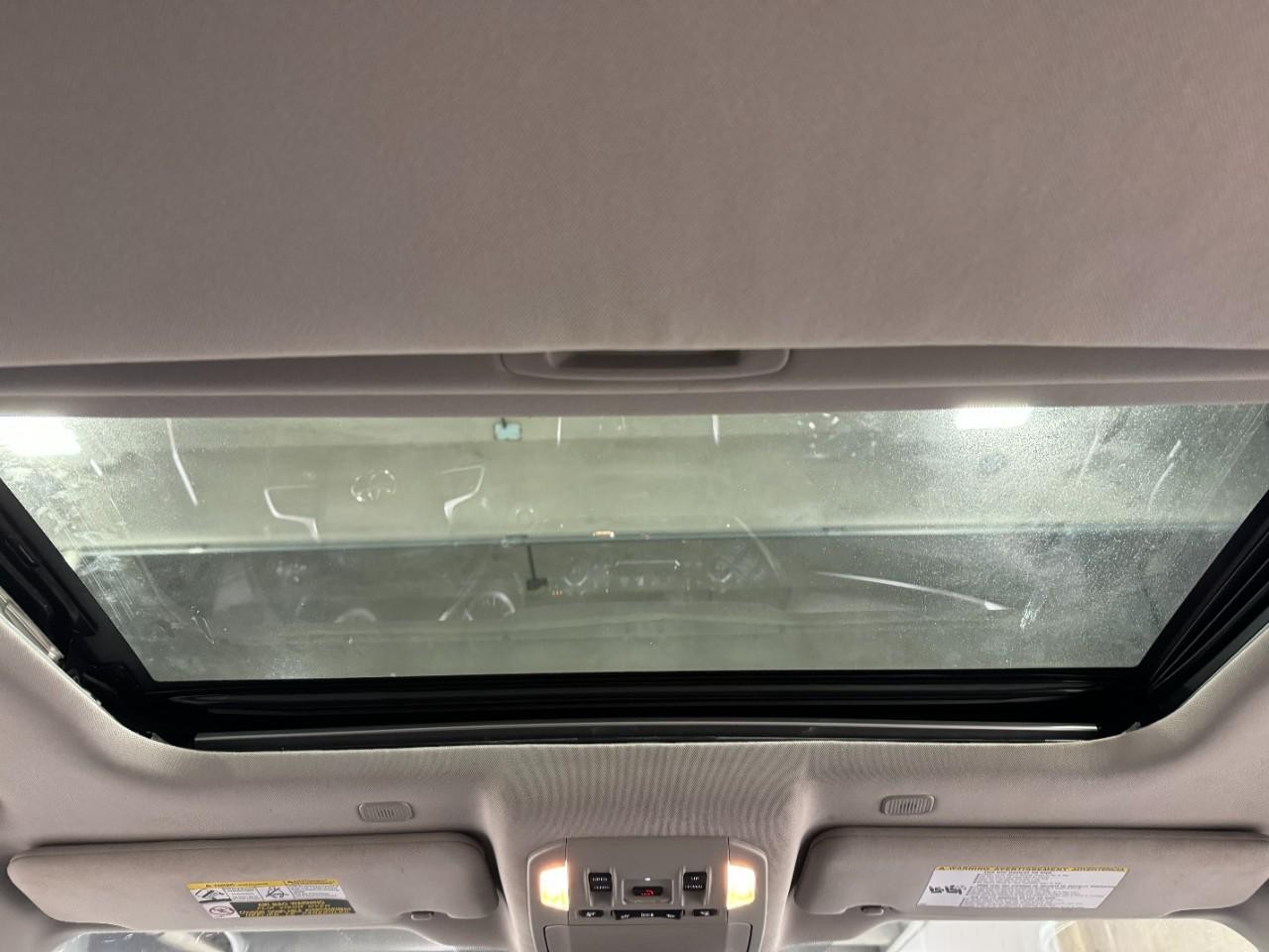 Toyota Highlander Vehicle Full-screen Gallery Image 14