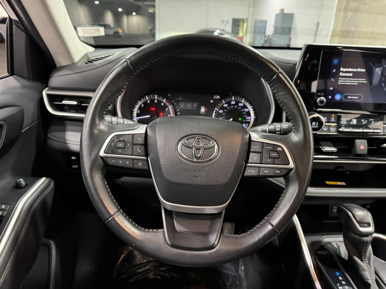 Toyota Highlander Vehicle Full-screen Gallery Image 16