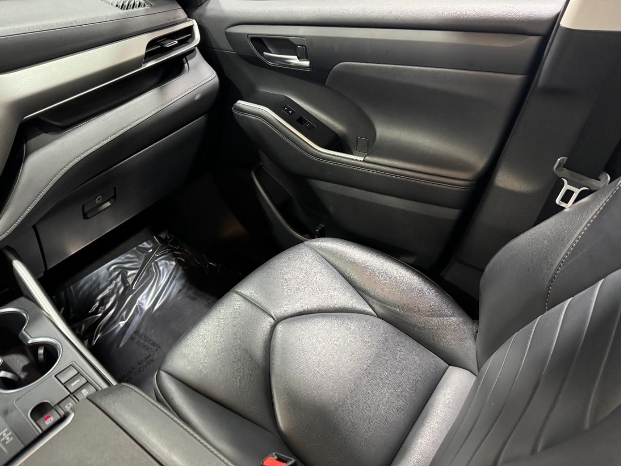 Toyota Highlander Vehicle Full-screen Gallery Image 19