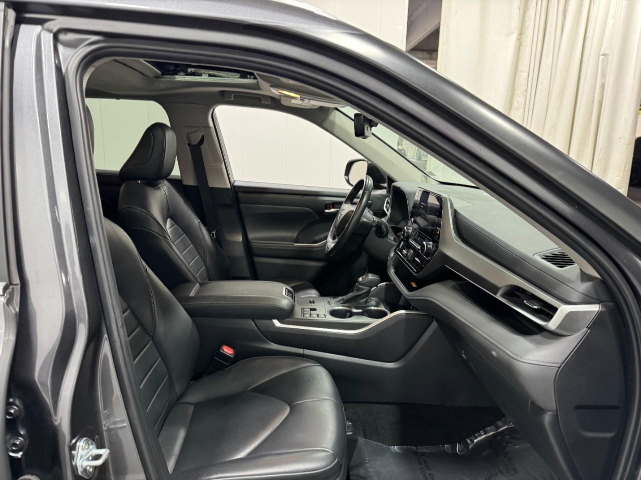 Toyota Highlander Vehicle Full-screen Gallery Image 20