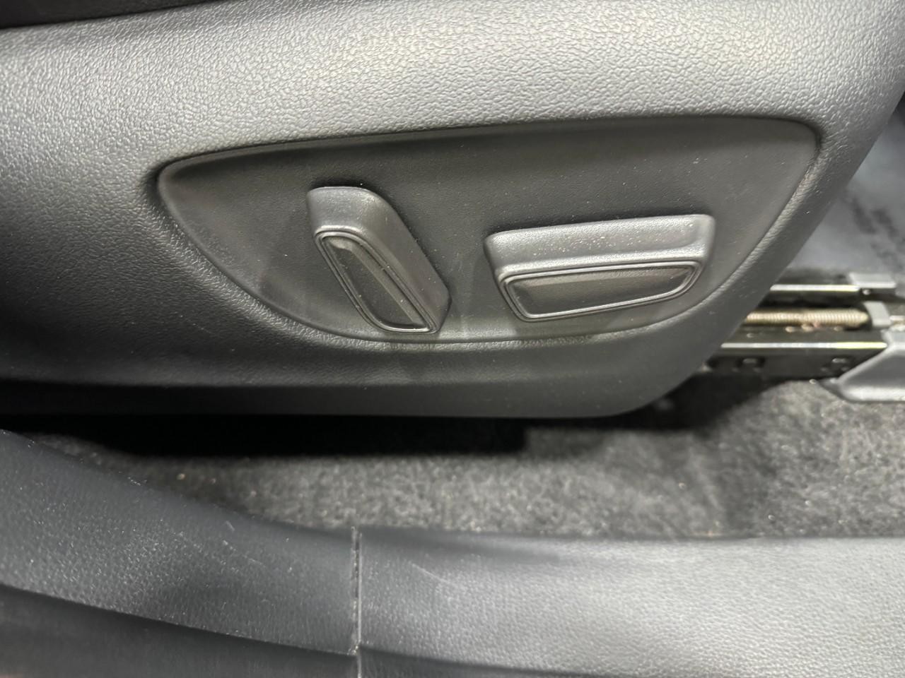 Toyota Highlander Vehicle Full-screen Gallery Image 22