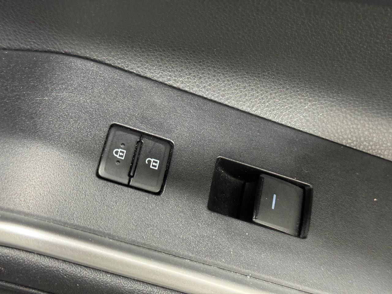 Toyota Highlander Vehicle Full-screen Gallery Image 23