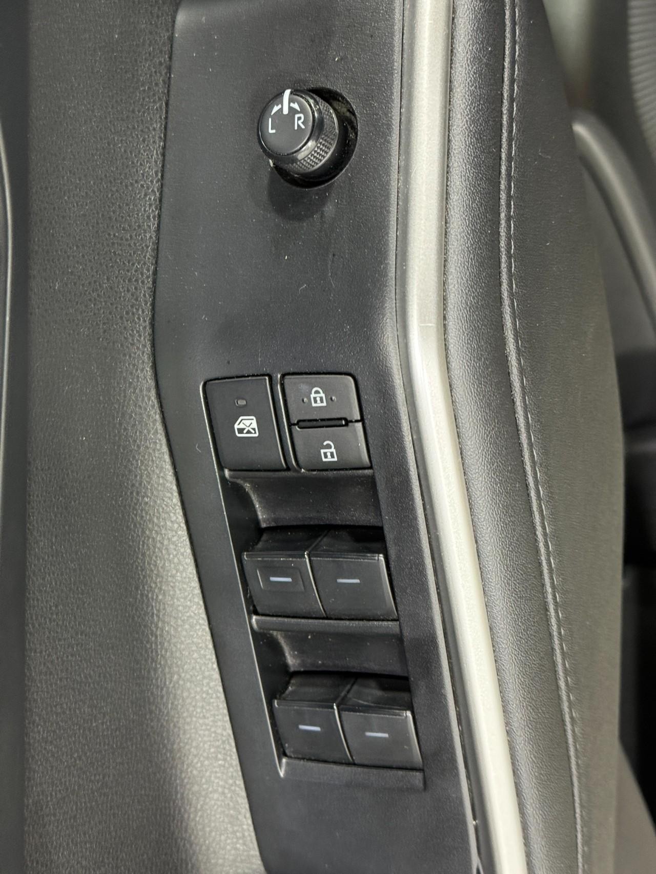 Toyota Highlander Vehicle Full-screen Gallery Image 24