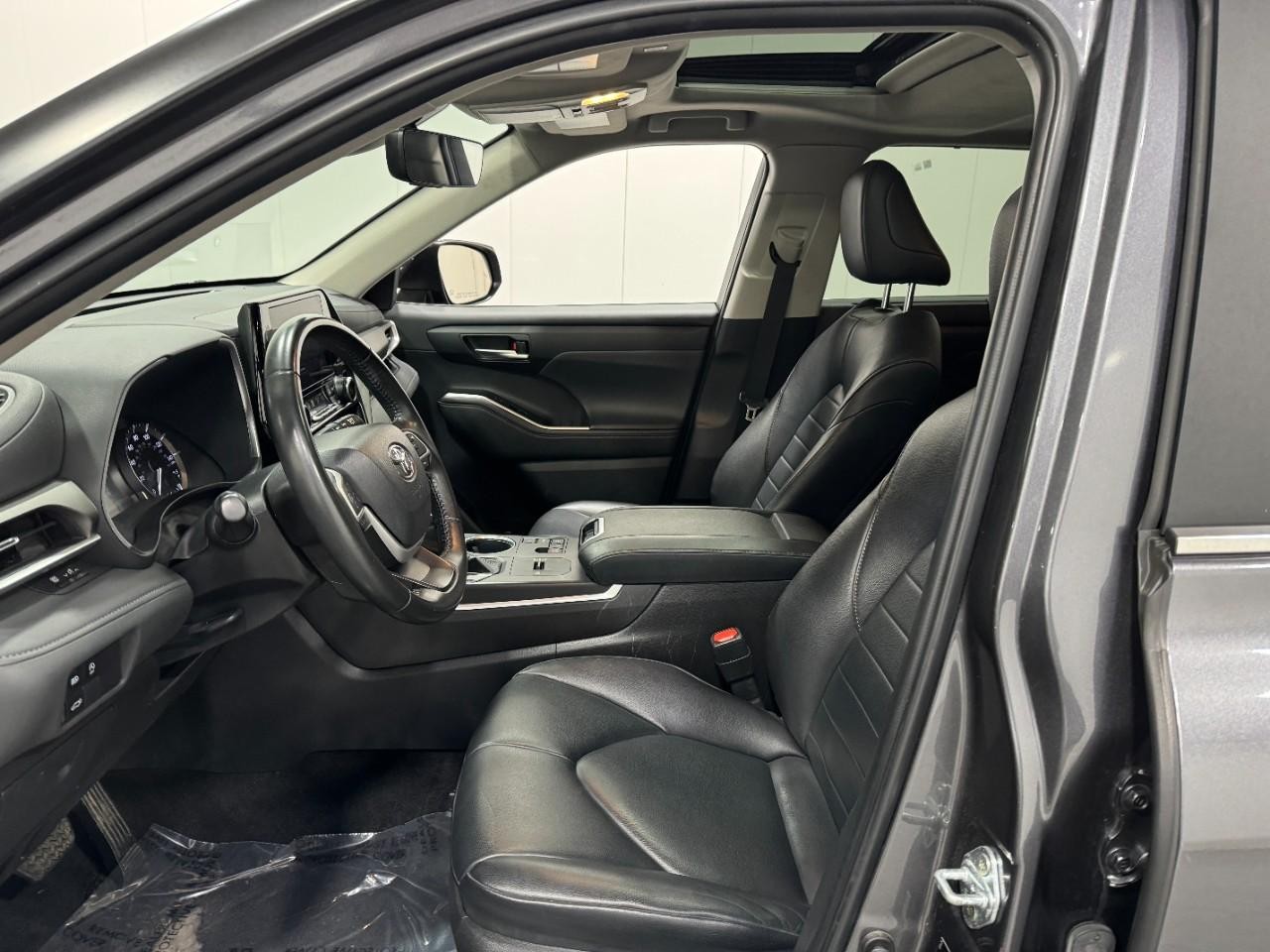 Toyota Highlander Vehicle Full-screen Gallery Image 25